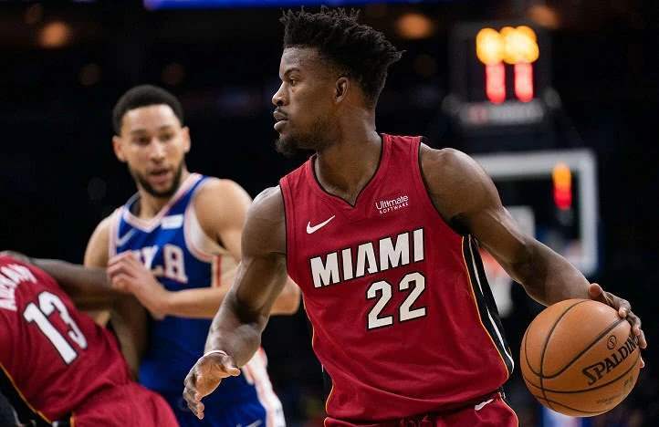  巴特勒带伤坚持比赛彰显铁血精神